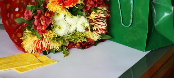 Buquê Flores Prepara Para Postal Buquê Flores Uma Mesa Branca — Fotografia de Stock