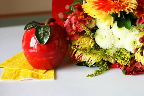 Buquê Flores Prepara Para Postal Buquê Flores Uma Mesa Branca — Fotografia de Stock