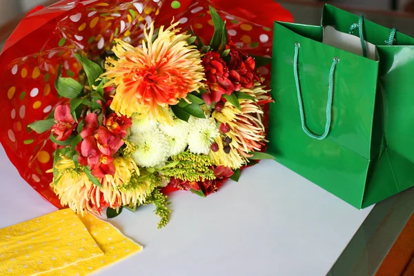 Virágcsokor Ajándékdoboz Egy Fehér Asztalon Nyaralási Háttér Copyspace Rel — Stock Fotó