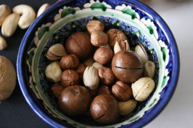 Beyaz arka planda fındıklar, telif alanı olan üst manzara. Karışık fındıklar masada..