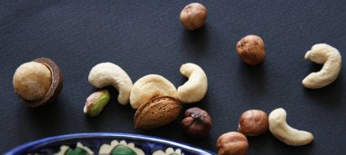 Beyaz arka planda fındıklar, telif alanı olan üst manzara. Masada karışık fındıklar var..