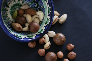 Beyaz arka planda fındıklar, telif alanı olan üst manzara. Masada karışık fındıklar var..