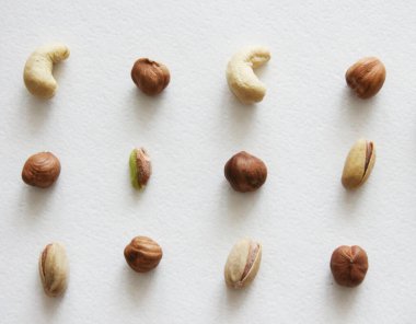 Cevizden yapılmış bir kalp sembolü. Koyu arkaplanda fındık.