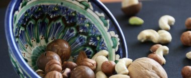 Beyaz arka planda fındıklar, telif alanı olan üst manzara. Masada karışık fındıklar var..