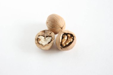 Cevizler beyaz masada. Kopyalama alanı olan yiyecek arkaplanı