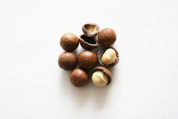 Macadam Nut Close White Table Lot Macadam Nuts Closeup — Stock Photo, Image