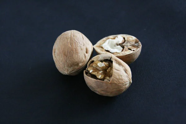 Орехи Тёмном Столе Продовольственный Фон Копирайтом — стоковое фото