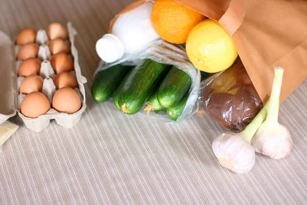 Farklı sağlıklı yiyecekler. Market alışverişi kavramı