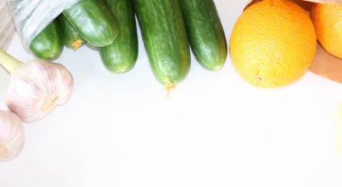 Beyaz arka planda farklı sağlıklı yiyecekler. Düz yatıyordu. Telif alanı ile market alışverişi ve yiyecek teslimatı kavramı