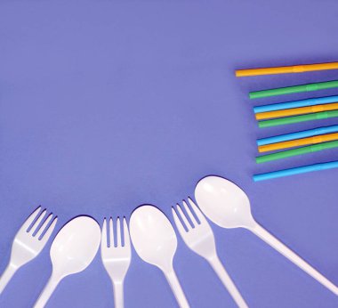Plastik çöp. Mavi arka planda plastik atık. Plastik ve diğer çöpleri geri dönüşüm konsepti. Çevresel koruma. Düz yatış, üst görünüm