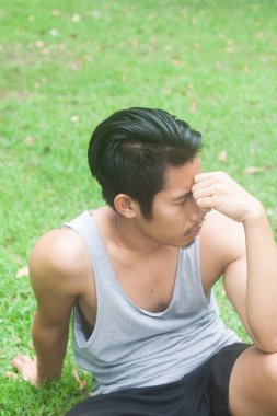 Doğada baş ağrısı muzdarip bir Asyalı gencin yakın çekim