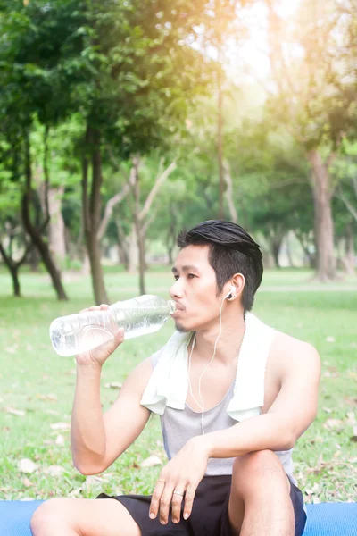 Portrait d'un jeune homme sain buvant de l'eau dans la nature — Photo
