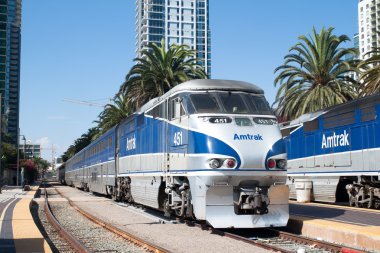 San Diego, Ca - 30 Ağustos 2012: Amtrak sendika meydanının geldi