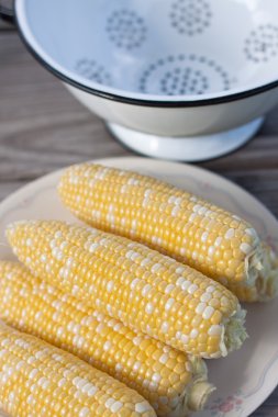 Tatlı Mısır Barbekü partisi için plaka üzerinde