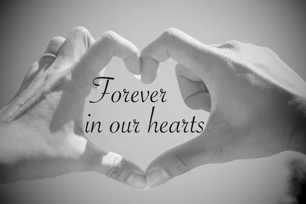 美しい愛の言葉を私たちの心に永遠にょんの手を形します。 — ストック写真