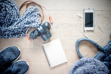 TUV seyahat boş dizüstü bilgisayar, cep telefonu, ile düz yatıyordu fotoğraf