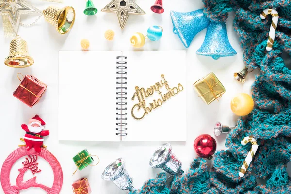Colocación plana de cajas de regalo de decoración de Navidad y cuaderno vacío t — Foto de Stock