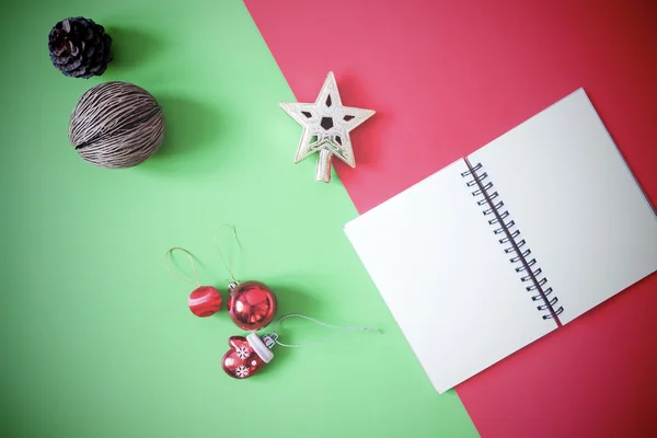 Colocación plana de cuaderno vacío y decoraciones de Navidad cajas de regalo — Foto de Stock