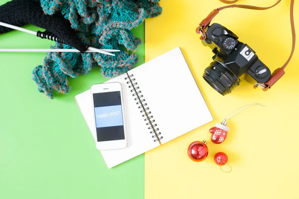 Boş defter ile akıllı telefon, kamera ve Noel düz lay — Stok fotoğraf