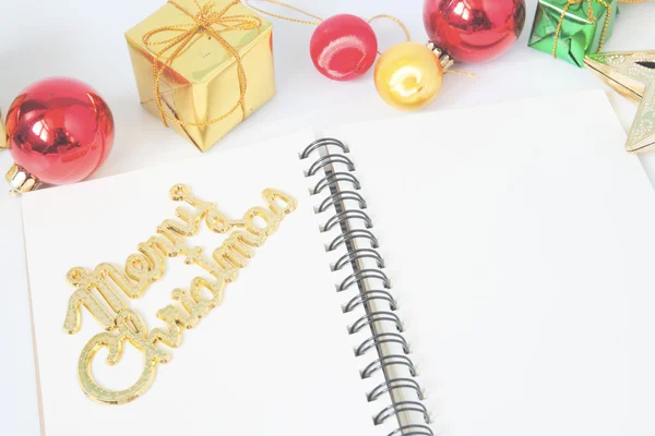 Colocación plana de cuaderno vacío y decoraciones de Navidad cajas de regalo — Foto de Stock
