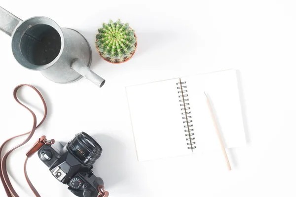 Cuaderno vacío, lápiz, cámara de cine, olla de cactus con riego — Foto de Stock