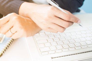 İş dizüstü kullanarak kadın. Teknoloji ve Memur kavramı