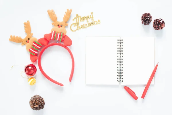 Composición navideña. Decoración de Navidad, conos de pino, noteboo — Foto de Stock