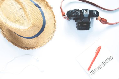 Seyahat aksesuarları, seyahat kavramı temel tatil öğeler genel gider görünümünü beyaz arka plan üzerinde