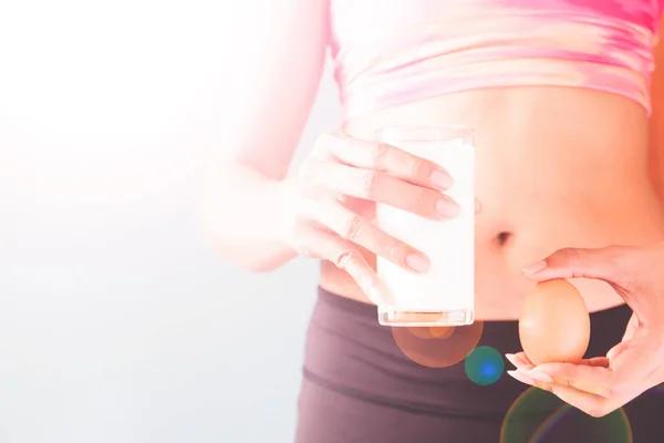 Concept de mode de vie sain, Régime alimentaire et fitness, Fitness femme tenant un verre de lait et d'oeuf avec espace de copie — Photo