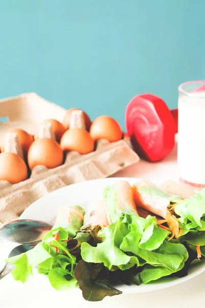 Čerstvý salát s vejcem a mlékem, zdravé menu s červenými činka, koncept zdravého životního stylu — Stock fotografie