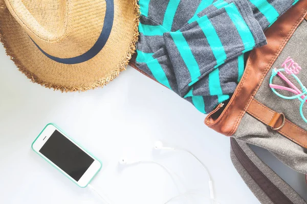 Επίπεδη lay Γυναικεία ρούχα και αξεσουάρ κολάζ με t-shirt, μόδας γυαλιά, καπέλο με κινητό τηλέφωνο και τα ακουστικά σε λευκό φόντο. — Φωτογραφία Αρχείου