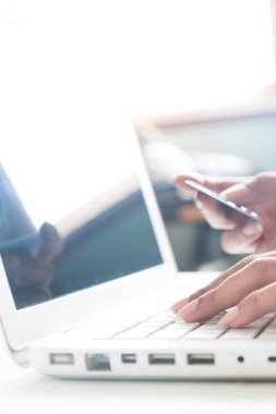 Klavye laptop ve kredi kartı, Online alışveriş kavramı kopya alanı ile tutan eller kadın