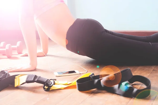 Fitness-Frau in schwarzer Hose und rosa Sport-BH Stretching nach dem Training mit Kopierraum — Stockfoto