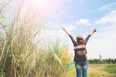 Mutlu traveler mavi gökyüzü ve Bas eller yukarı, mutluluk hayat kavramı, metin için yer isteyen