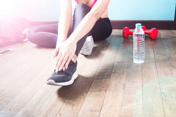 Fitness-Frau in schwarzer Hose und Turnschuh-Stretching nach dem Training mit Kopierraum — Stockfoto