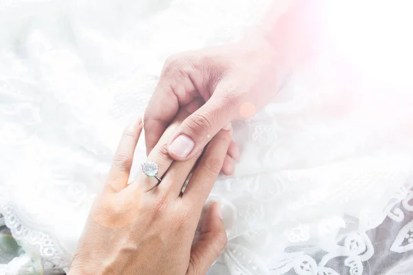 Amore, coppia, rapporto e concetto di vacanze - primo piano di ma — Foto Stock