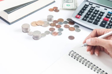 Para kavramı, üstünde calcul ile defter kalem tutan kadın kaydetme