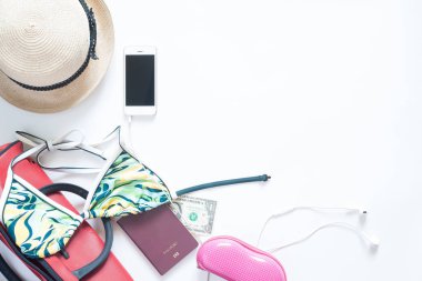 Düz yaz öğeleri kümesi yatıyordu. Bikini ile cep telefonu ve passp