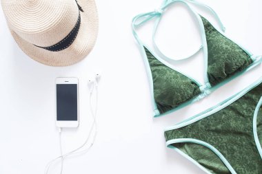 Plaj öğeleri kümesi. Yeşil bikini ile cep telefonu ve wh şapka