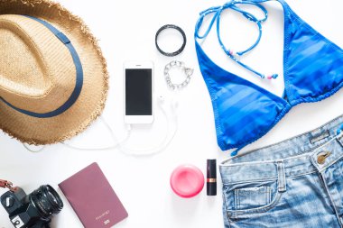 Yaz öğeler kümesi. Kız essentials ile hareket eden telefon, kamera bir