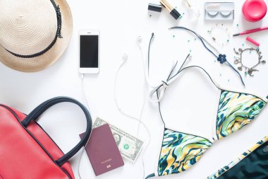 Düz yatıyordu mavi bikini, cep telefonu ile kız gerekli kümesi, 
