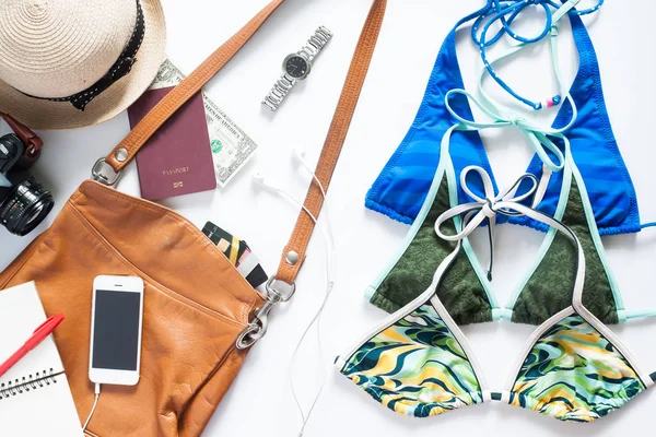 Düz yaz öğeleri kümesi yatıyordu. Üç yaz renkli bikini ile 