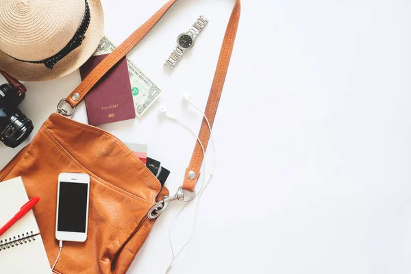 Σετ Ταξιδίου αντικείμενα με κινητό τηλέφωνο, δερμάτινη τσάντα, διαβατήριο, χρήματα, ρολόι, φωτογραφική μηχανή, πιστωτική κάρτα σε άσπρο φόντο. Χώρο αντίγραφο — Φωτογραφία Αρχείου