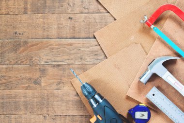 Marangoz aletleri ahşap arka plan üzerinde düz yatıyordu kümesi