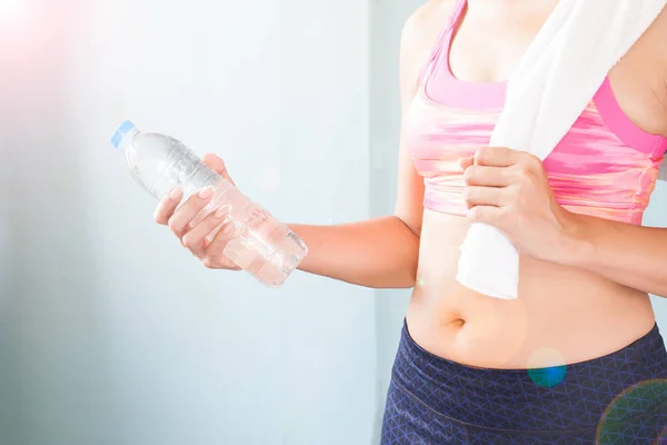 Femme fitness tenant une bouteille d'eau. Conce saine et d'entraînement — Photo