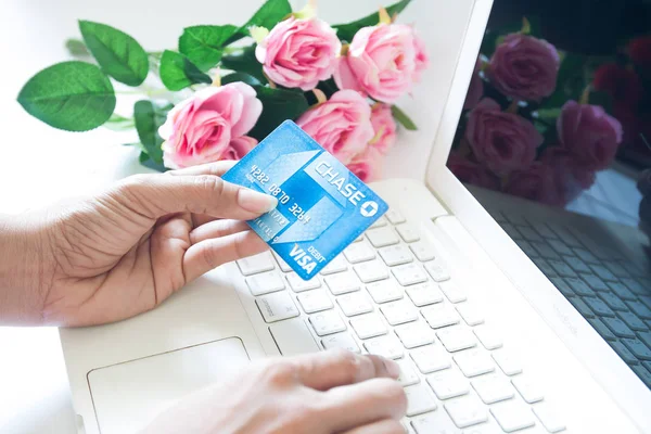 Bangkok, TH - JANUARY 27, 2017 : Woman hand holding debit card o — Stock Photo, Image