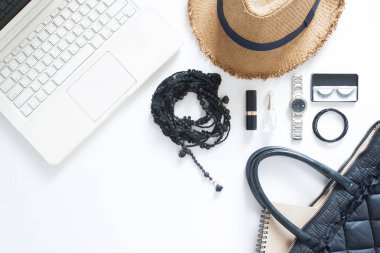 Casual şapka, kadın aksesuarları ile bilgisayar dizüstü düz lay