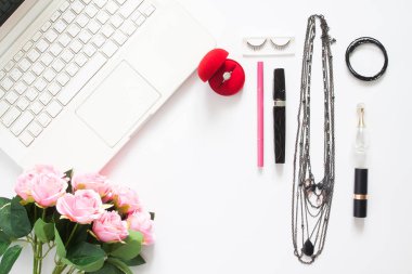 Düz bilgisayar laptop-in elmas yüzük ile kadının accessori yatıyordu.