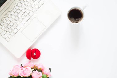 Üzerinde genel gider görünümünü elmas yüzük, bir fincan kahve ve pembe Gül 