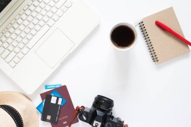 Bilgisayar laptop, bir fincan kahve, pasaport, cre havai görünümü